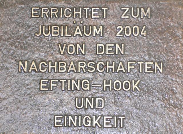 Stein 050.jpg - Die Bronzeplatte wurde zur Erinnerung in der Pflasterung eingelassen.